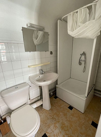 Photos avant appartement renovation globale studio annecy salle de bain